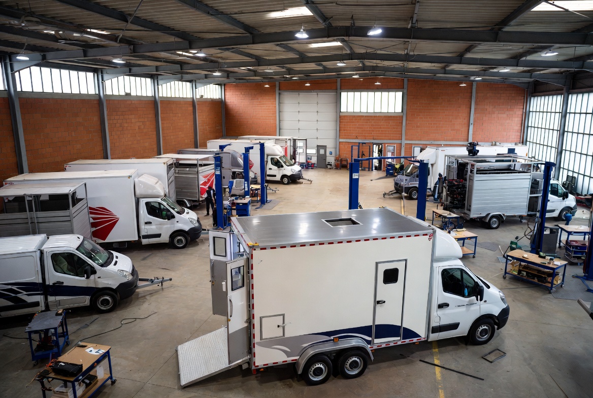 La solution pour le transport de vos chevaux vous attend sur carrosserie-ameline.com.