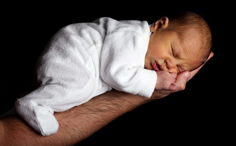 Bébé ne passe pas plus de 6 heures dans son lit la nuit ? C’est son cycle normal !