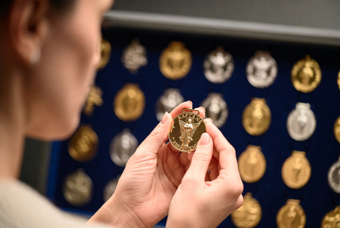 Que faire graver au verso d'une médaille de baptême?