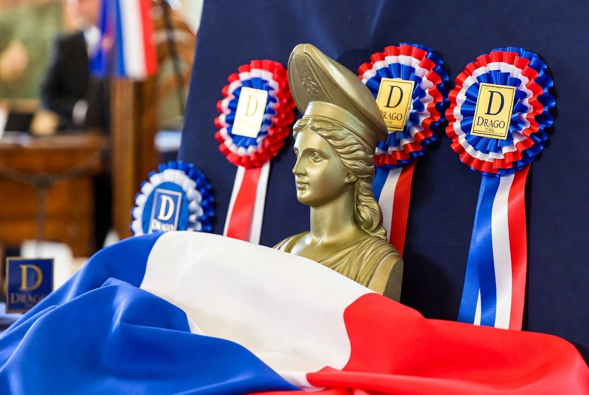 Écharpes tricolores, Marianne, cocardes : Drago Paris fournit nos mairies !