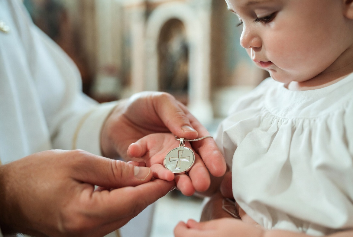 Médaille de baptême civil : les 8 étapes pour la choisir