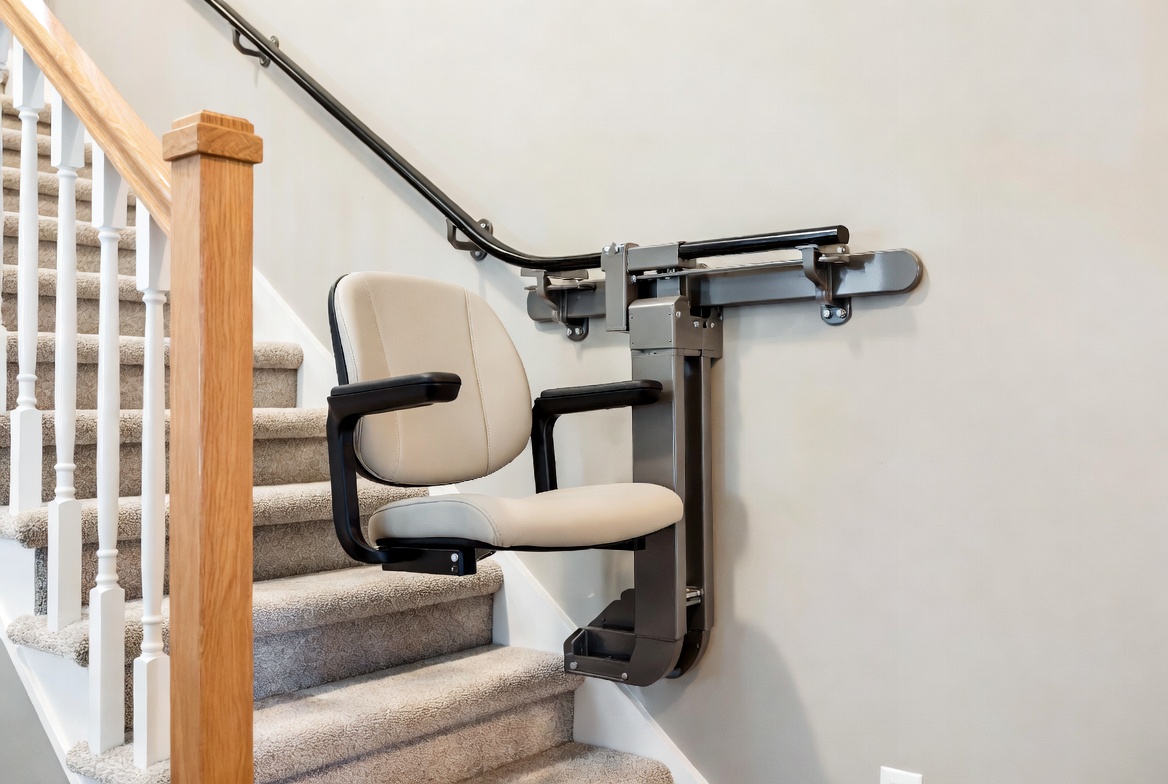 VERBETER JE LEVENSKWALITEIT MET EEN TRAPSTOELLIFT THUIS.